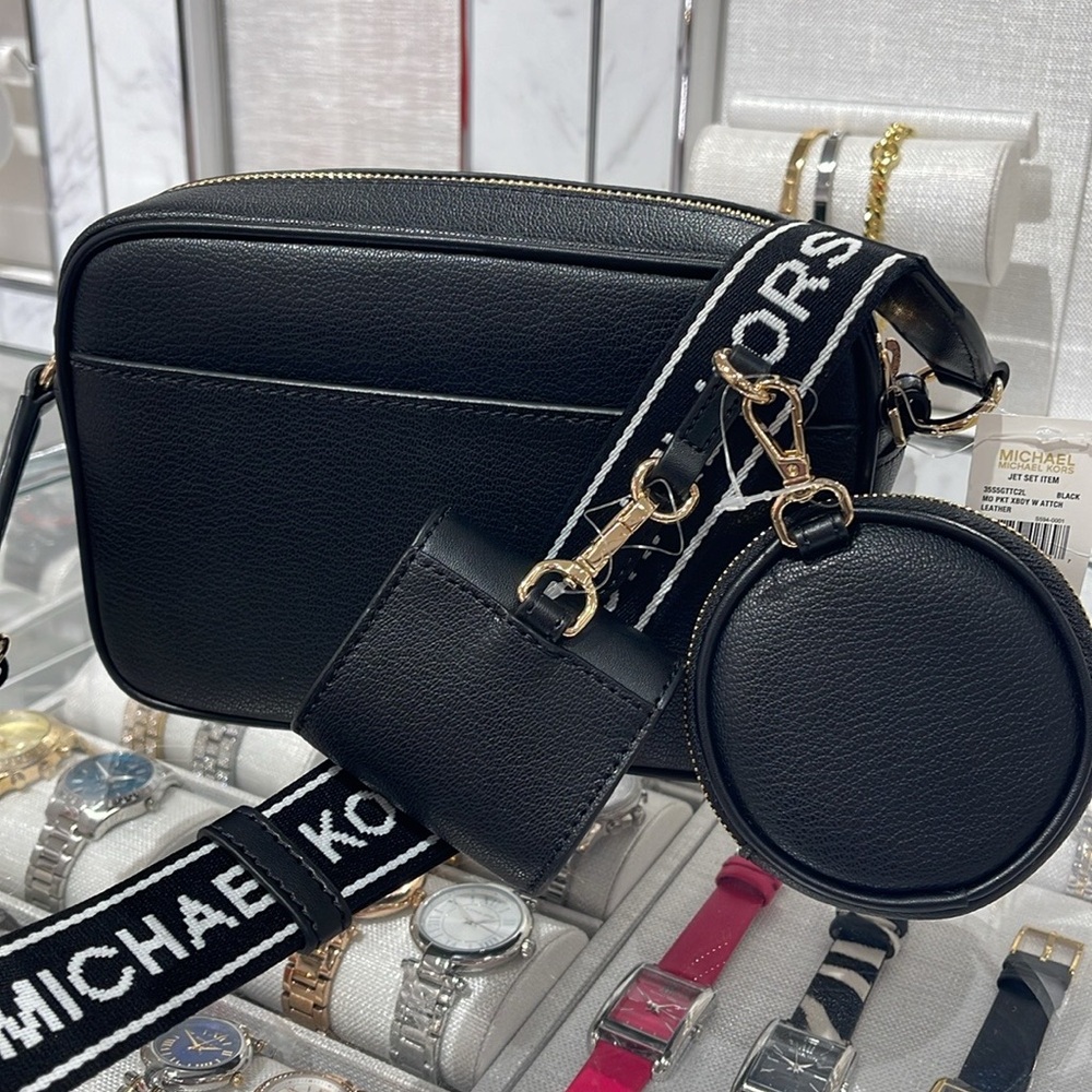 Michael Kors Jet Set Md Leather Crossbody Bag with Case Apple Airpods Pro®
Black - Picture 11 of 16